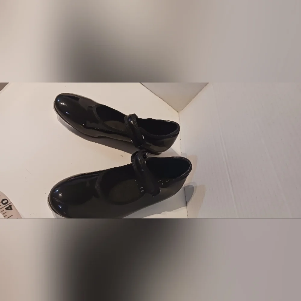 Freestyle a Danskin Company Black Patent Tap shoes sz‎ 1